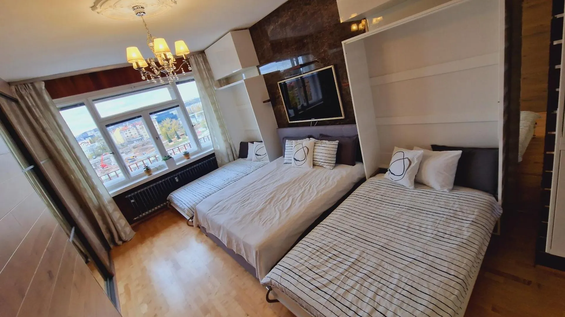 Quiet Spacious Apartment With A Balcony Praga